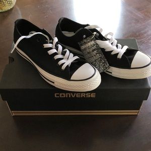 NWT Women’s Black and White Converse Low Top